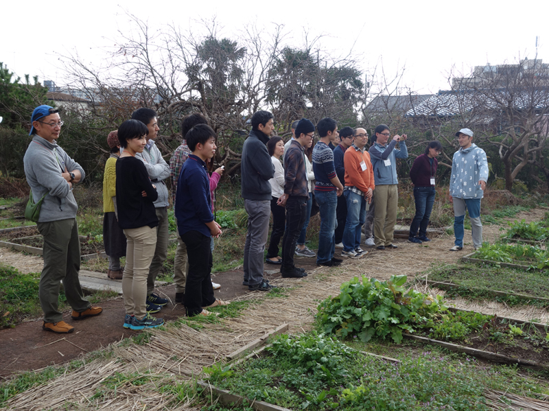 2まずはリベンデルの農園を見学。農場運営のポイントを伺います。